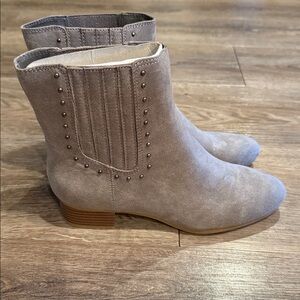 A2 by Aerosoles Heelrest Gray Date Night Studded Ankle Boot Size 8 NWOB